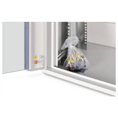 Eine Plastiktüte mit Schrauben und kleinen Teilen wird in einem offenen Metallschrank mit sichtbaren Scharnieren und Beschriftung abgelegt.