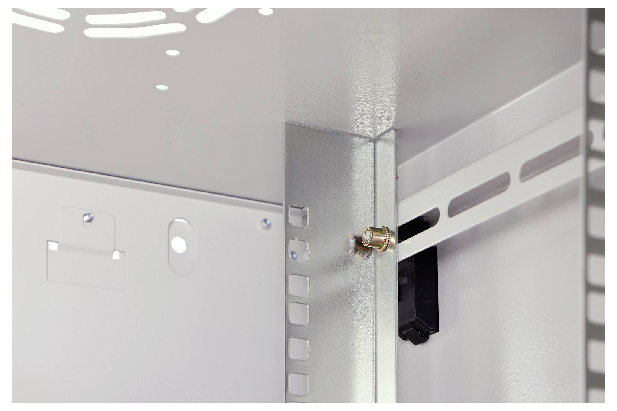 Inneres eines Metallschaltschranks mit Montageschienen und einem Bolzen, der Verdrahtungskomponenten sichert.