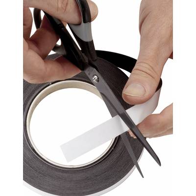 Eine Hand hält eine Schere und schneidet ein Stück Klebeband von einer großen Rolle ab.