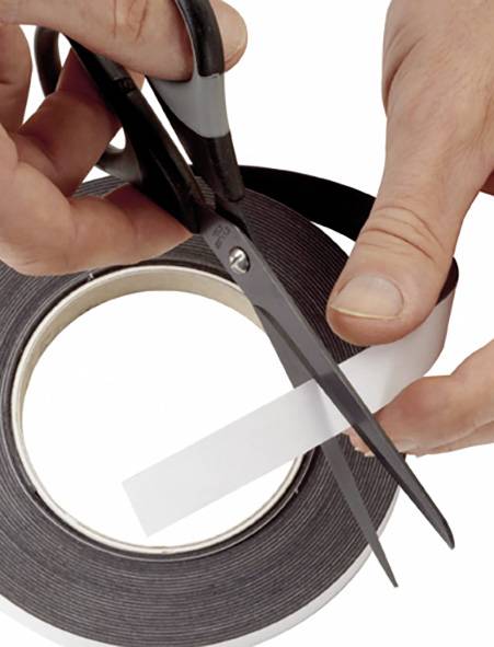'Ein Paar Hände schneidet mit einer Schere ein Stück Klebestreifen von einer Rolle ab.'