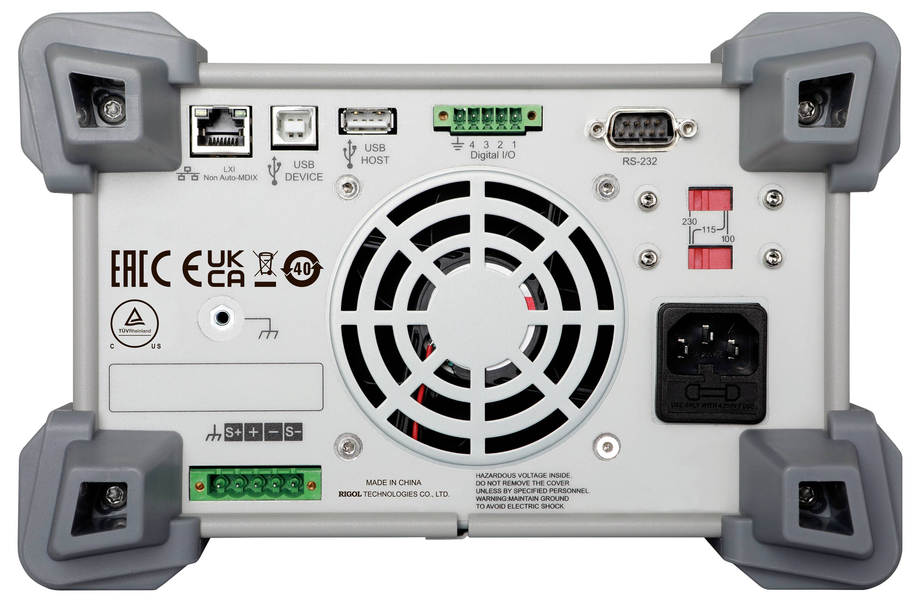 Rückseite eines Testinstruments mit Kühlventilator, Wechselstromeingang, USB- und Ethernet-Anschlüssen, RS-232, digitalen Ein-/Ausgängen und roten Spannungswählern.