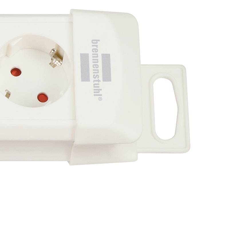 Weiße Steckdose von Brennenstuhl mit zwei Kindersicherungen und einem Tragegriff oben rechts. Ideal für den mobilen Einsatz.