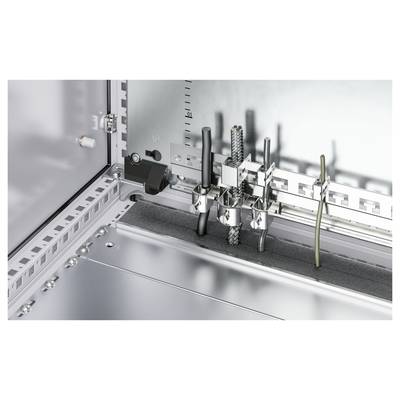 Innenansicht eines elektrischen Schaltschranks mit Kabeldurchführungen, Erdungsleiter und Metallschienen für Kabelmanagement.