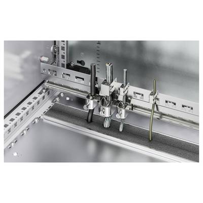 Metallkasten mit Kabelführungen und Kabeln unterschiedlicher Arten; zeigt eine ordentliche Anordnung und klare Trennung der Kabel.