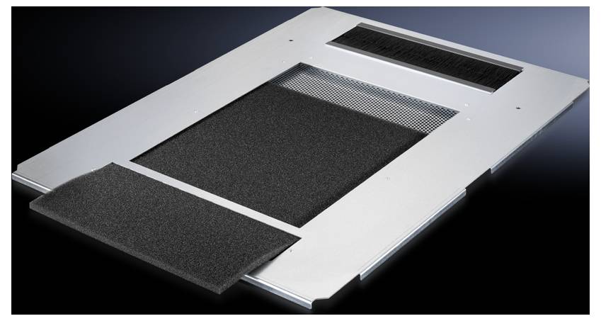 Metallrahmen mit schwarzem Filzpad in der Mitte und an der linken Kante, möglicherweise Teil eines Lüftungssystems.