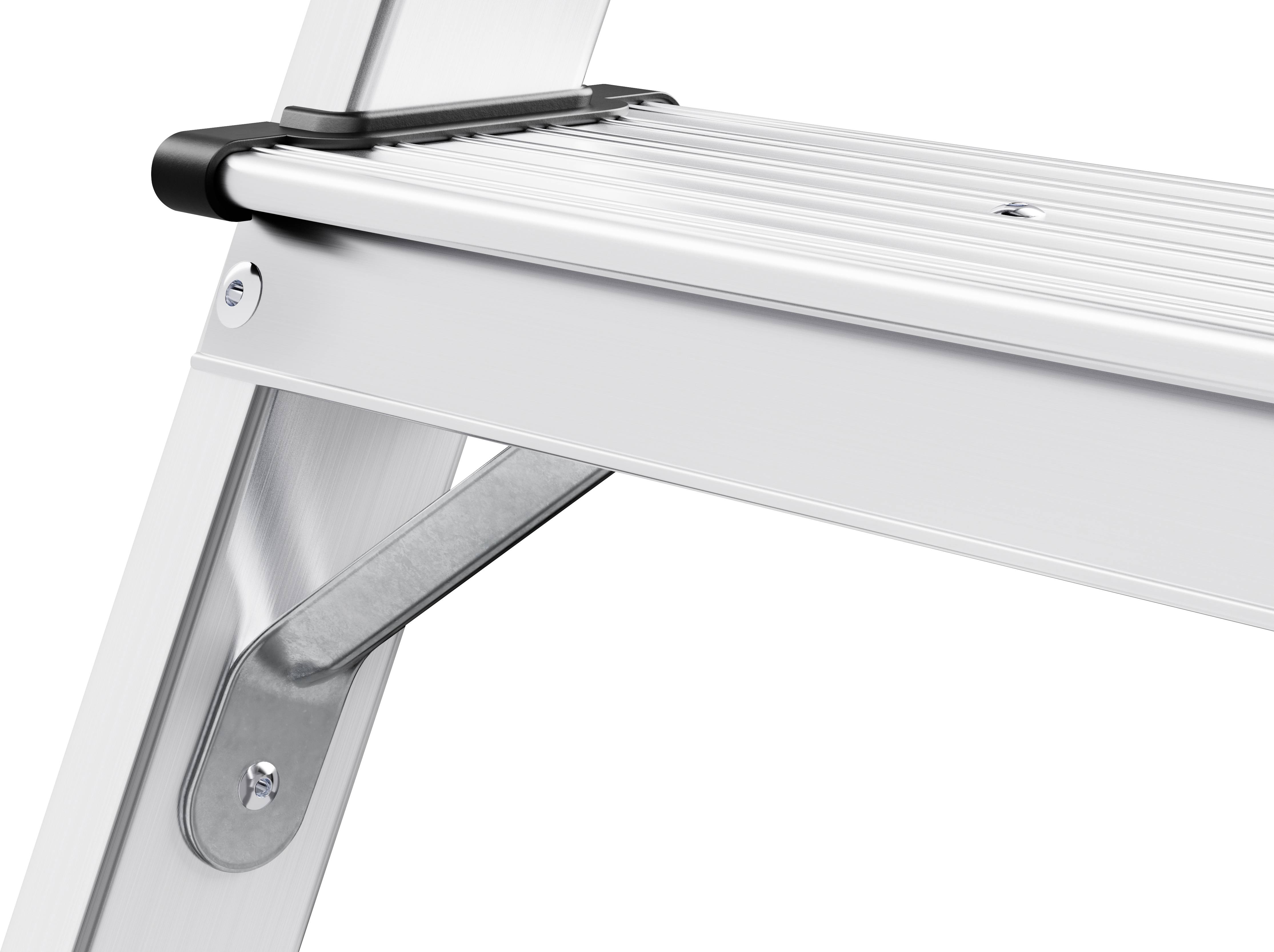 Eine Nahaufnahme einer Aluminiumleiterstufe mit seitlicher Stütze, die die Stabilität der Leiter verbessert.