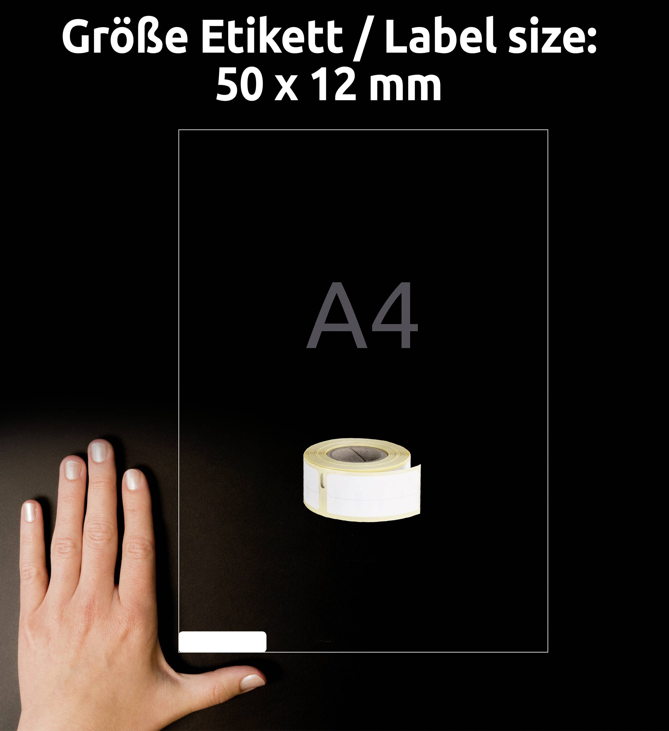 Etikettenrolle auf schwarzem Hintergrund mit Hand als Größenvergleich. Text oben: 'Größe Etikett / Label size: 50 x 12 mm'.