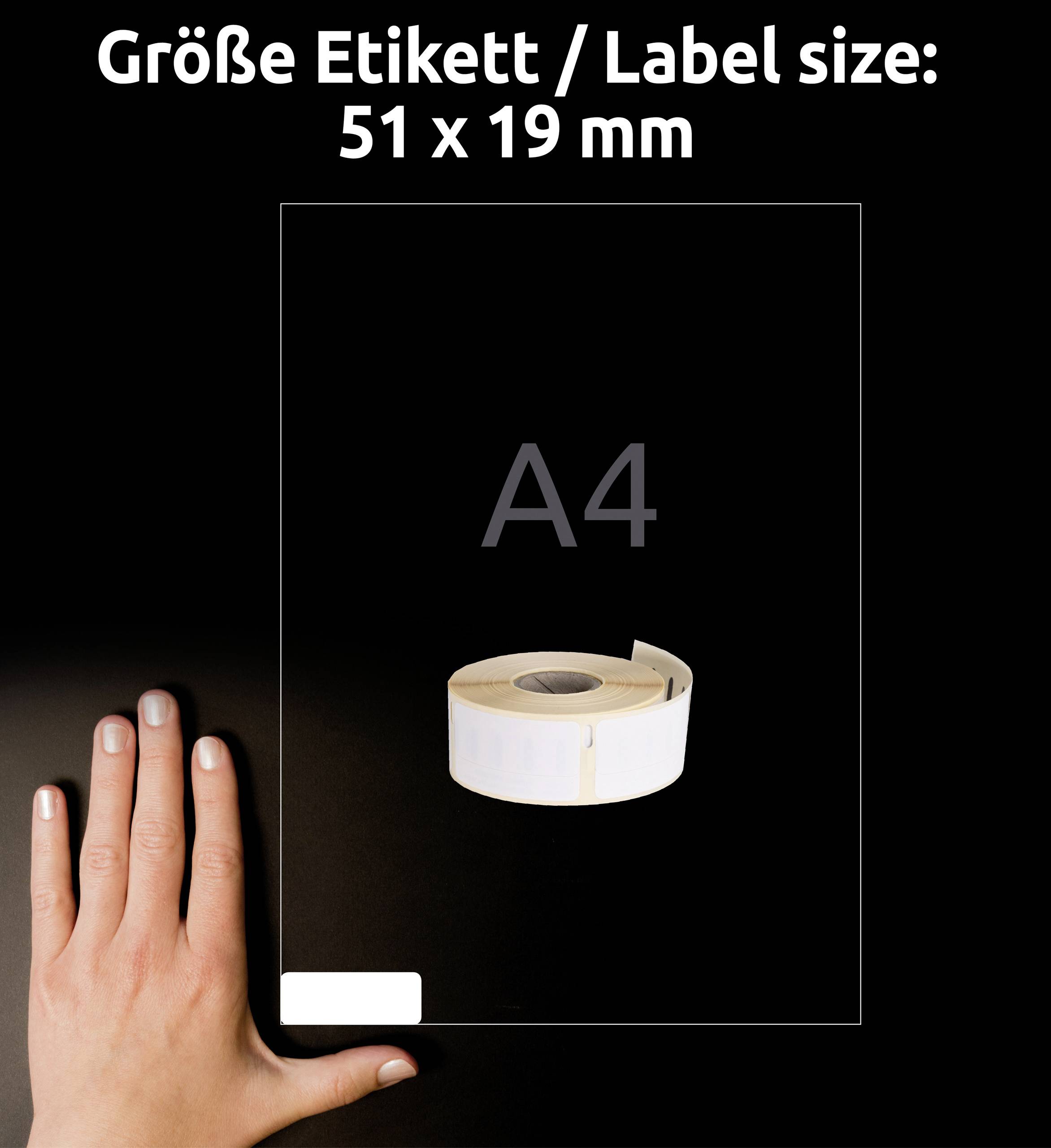Eine Hand zeigt die Größe eines Etiketts auf einer Rolle. Aufschrift: 'Größe Etikett 51 x 19 mm'. Ein Blatt im A4-Format dient als Referenz.