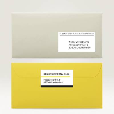 Zwei Briefumschläge, einer weiß, einer gelb, beide mit adressierten Etiketten. Der gelbe Umschlag hat das Label 'DESIGN COMPANY GMBH'.