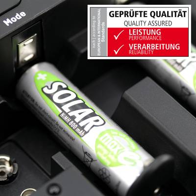 Solar-Akkus im Ladegerät neben einem Qualitätssiegel mit 'Geprüfte Qualität', 'Leistung' und 'Verarbeitung' in Rot markiert.