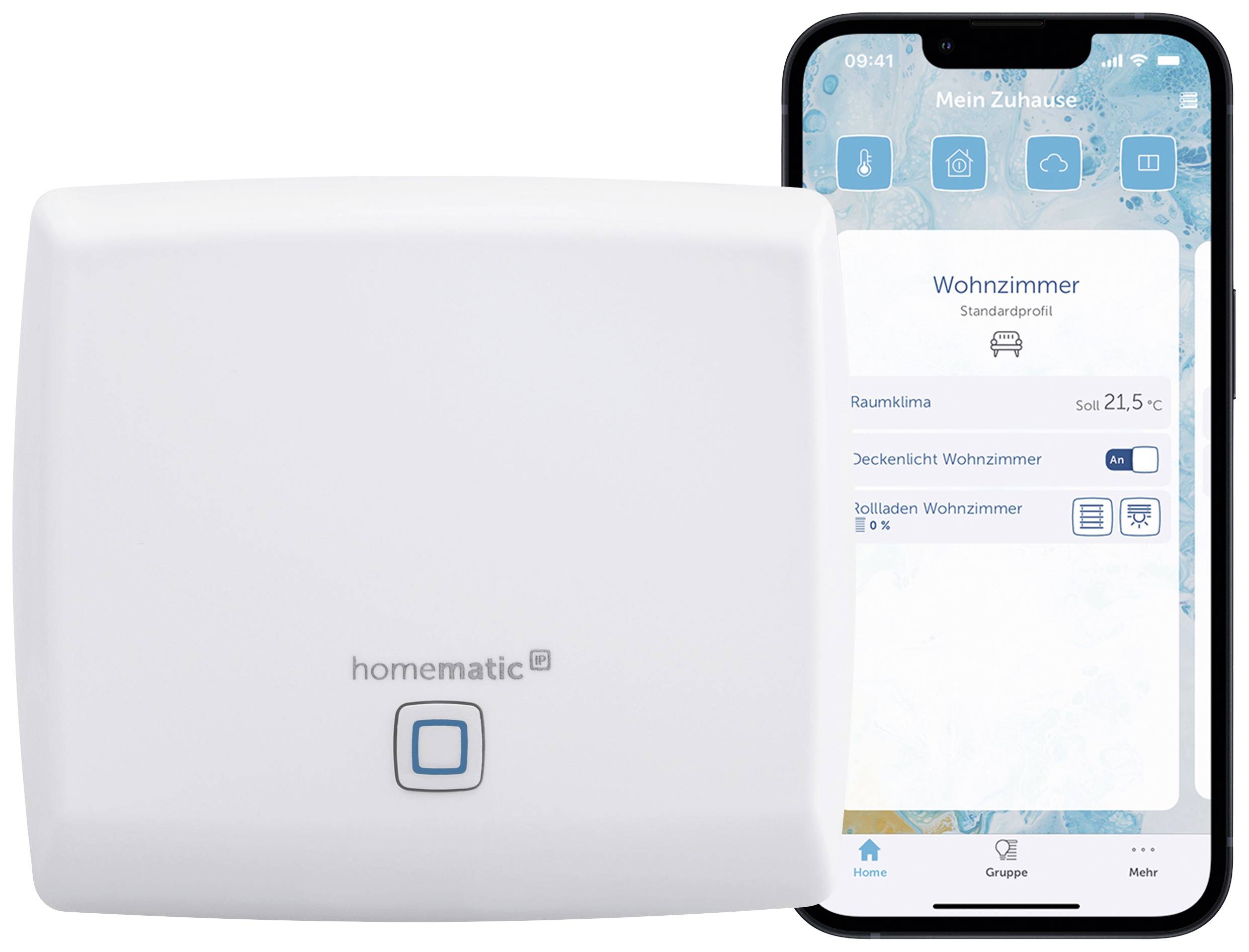 Ein weißes Homematic IP Smart-Home-Gerät steht neben einem Smartphone, das die Raumtemperatur im 'Wohnzimmer' als 21,5°C anzeigt.