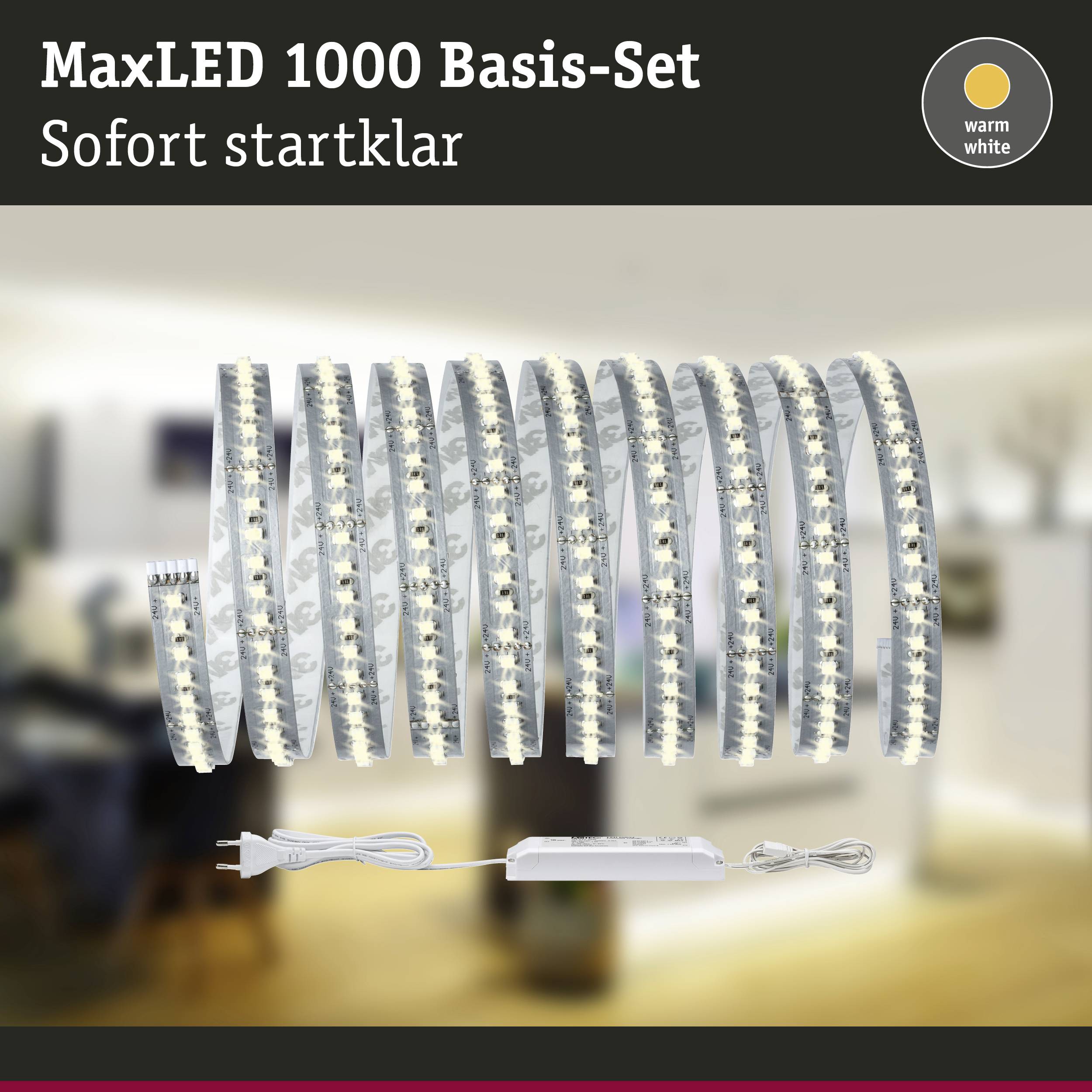 MaxLED 1000 Basis-Set, sofort startklar. Abgebildet sind LED-Streifen und Zubehör vor einem unscharfen Hintergrund eines Wohnzimmers.