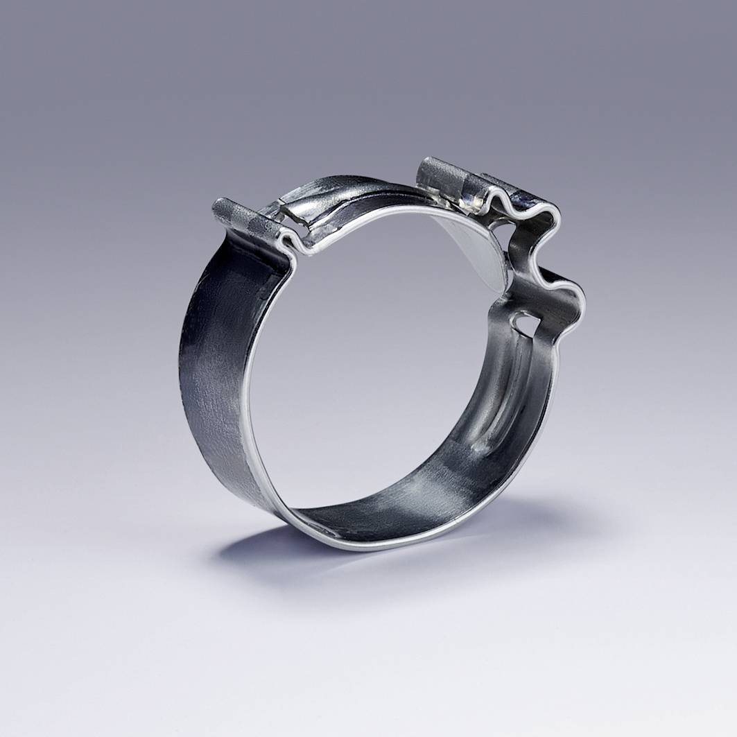 Eine silberne Metallschelle mit einem Verschlussmechanismus, dargestellt auf einem neutralen Hintergrund.