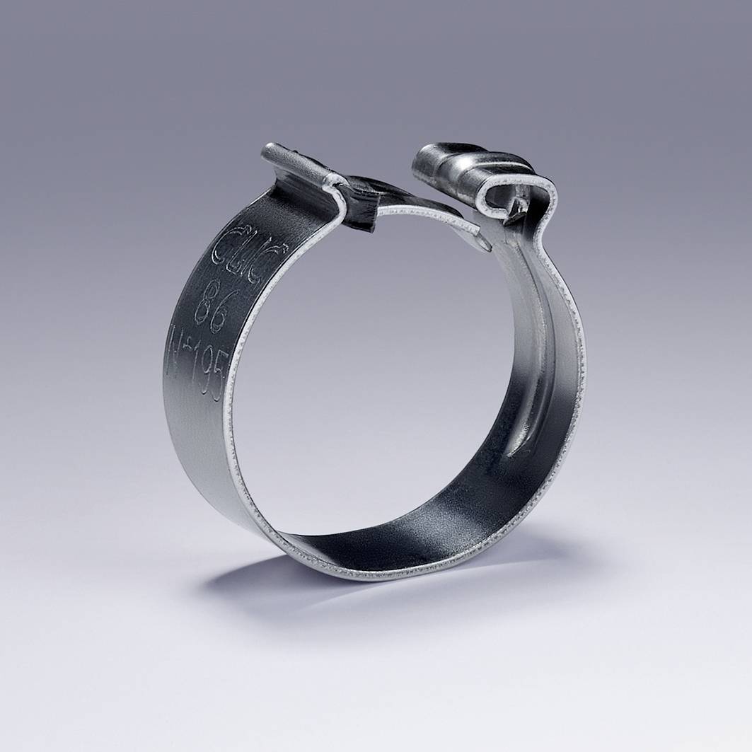 Eine silberne Schlauchschelle aus Metall. Sie ist rund und offen mit einem Verschlussmechanismus oben. Hintergrund ist grau.