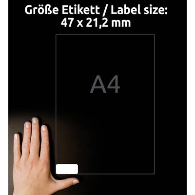 Hand liegt auf einem schwarzen Hintergrund neben einer transparenten A4-Folie. Beschriftung oben: 'Größe Etikett / Label size: 47 x 21,2 mm'.