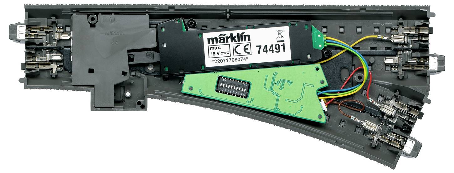 Modelleisenbahnweichenkontaktunterseite mit elektronischen Komponenten und Verkabelung von Märklin, Teilenummer 74491.