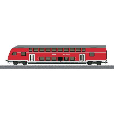 Ein roter Doppelstockzug der Linie 'REGIO DB' steht im Bahnhof. Der Zug hat zwei Ebenen mit Fenstern und steht auf einem Gleis.
