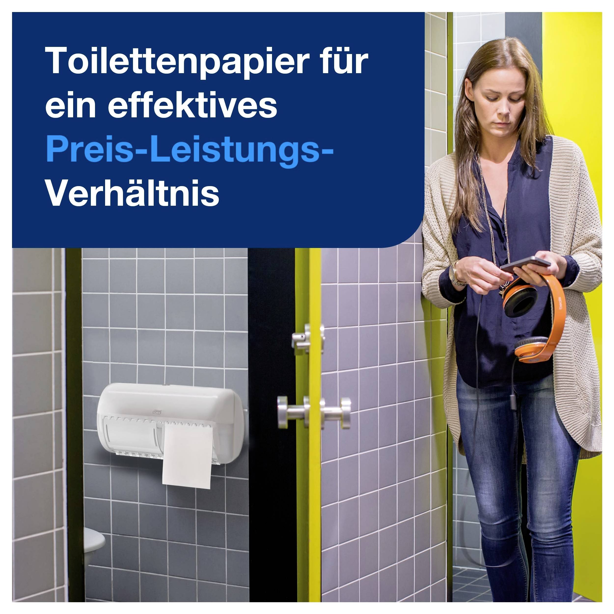 Frau prüft in einer öffentlichen Toilette mit Kopfhörern eine Rolle Toilettenpapier; Text: 'Toilettenpapier für ein effektives Preis-Leistungs-Verhältnis'.
