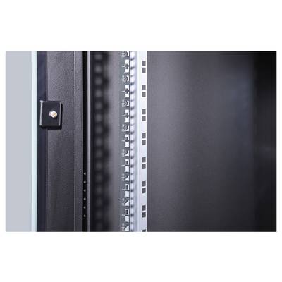 'Nahaufnahme eines offenen Server-Racks, das die innere Struktur und Metallschienen zeigt, geeignet für IT-Infrastrukturanwendungen.'