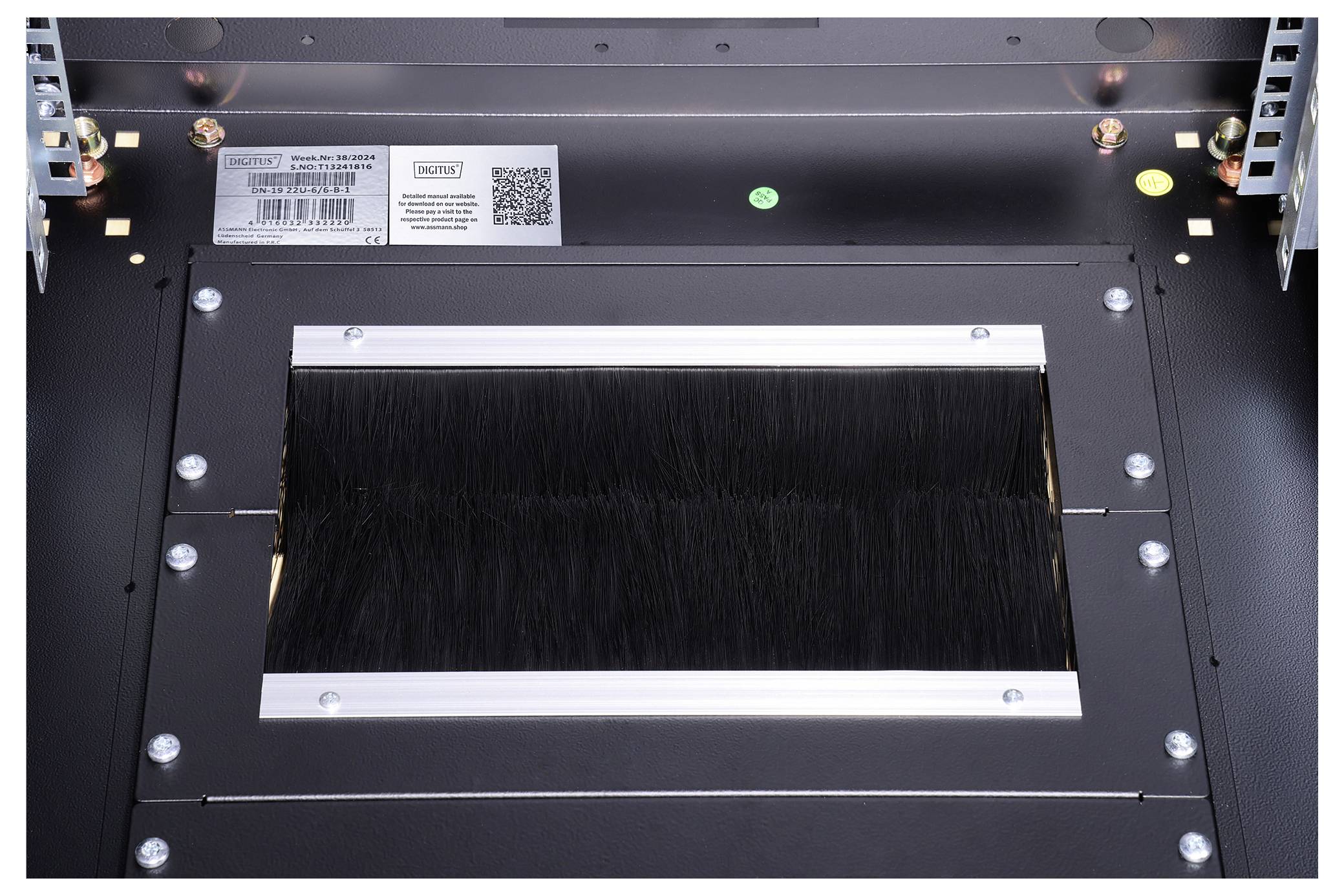 'Rear Cable Management Tray' von SONNET, Modell TB-DKPM3CG, zeigt eine rechteckige Öffnung mit Bürsten, um Kabel sauber zu führen.