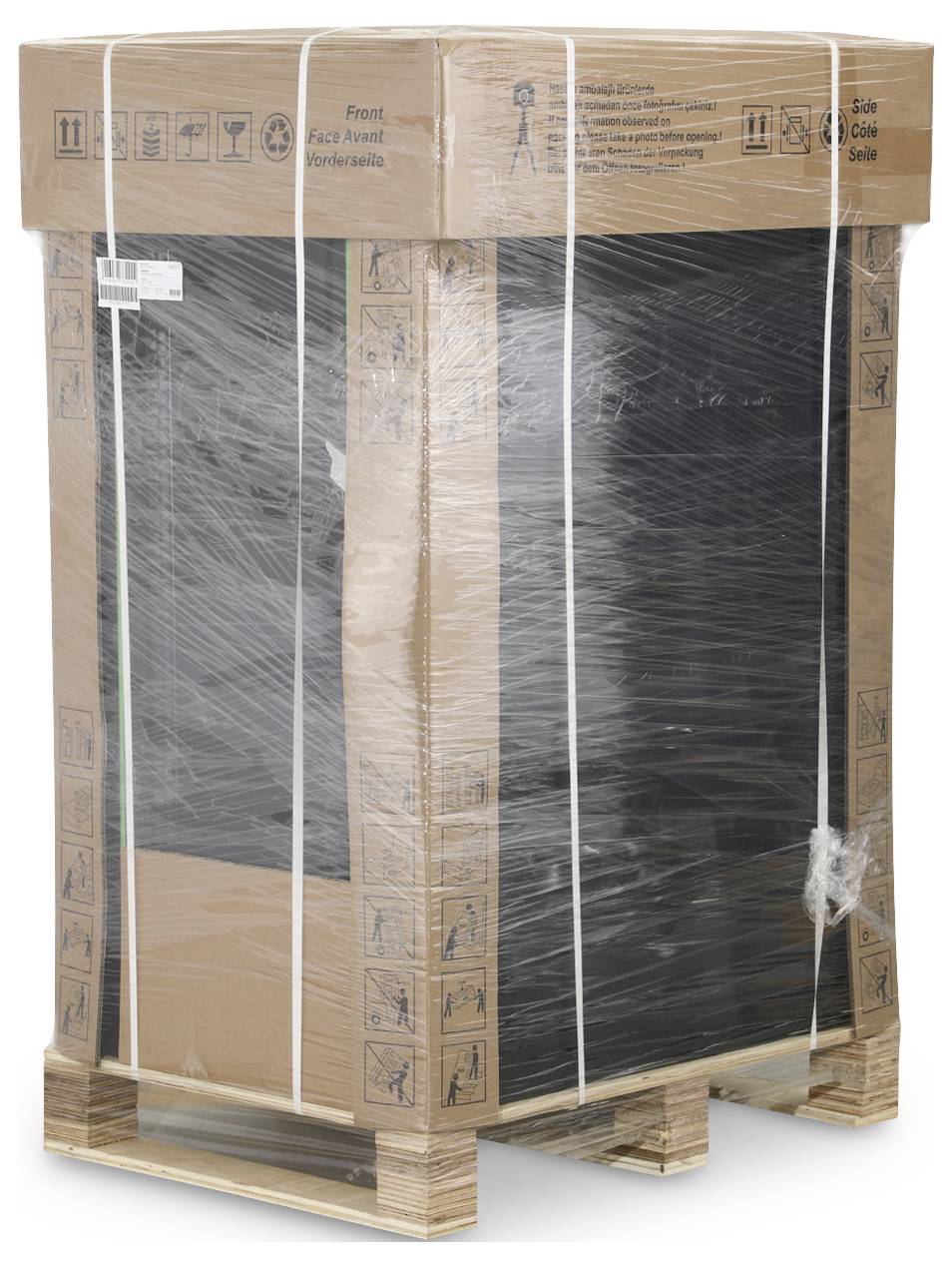 Eine große Palette, verpackt in transparenter Plastikfolie, enthält ein schwarzes, rechteckiges Objekt, gesichert mit Kartonstützen.