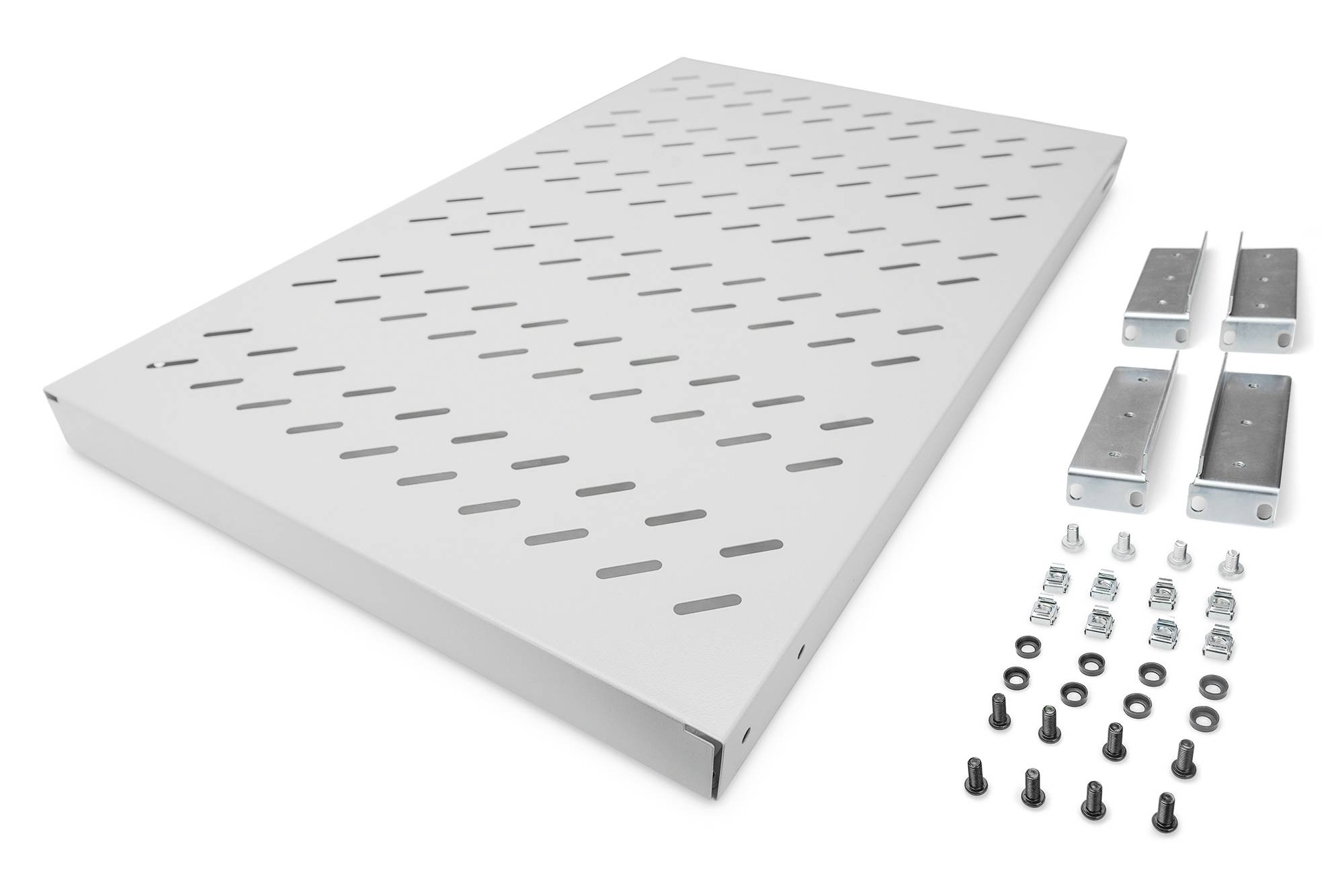 Ein rechteckiges weißes Metallbrett mit Lüftungsschlitzen, flankiert von Montierzubehör wie Schrauben, Unterlegscheiben und Halterungen.