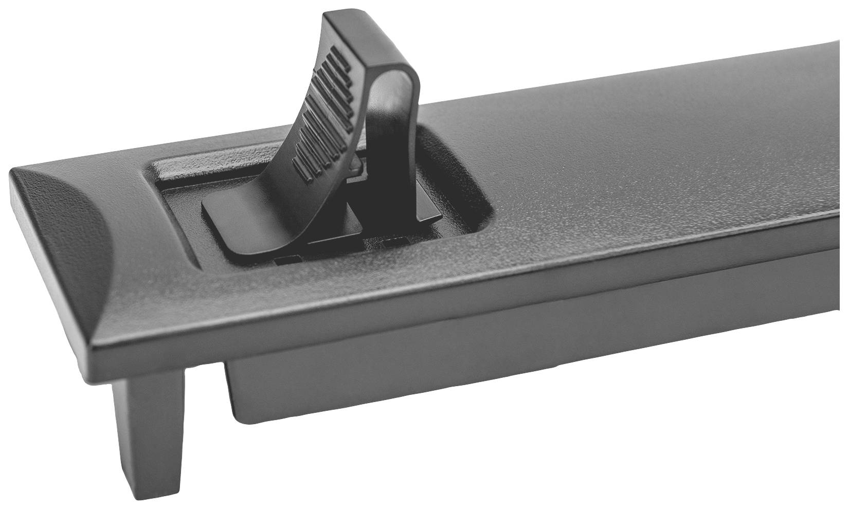 Metallischer Riegel in Nahaufnahme mit strukturiertem Griff, möglicherweise ein Teil eines Verschlusssystems oder Sicherungsmechanismus.