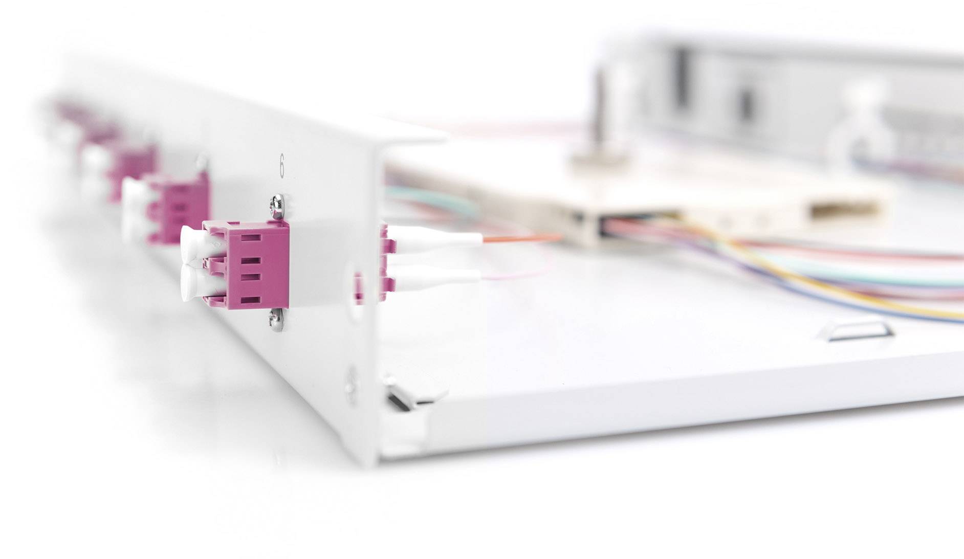 LWL-Panel mit mehreren Faseranschlüssen und bunten Kabeln, verwendet für Netzwerkinstallationen und Datenverbindungen in einem Serverraum.