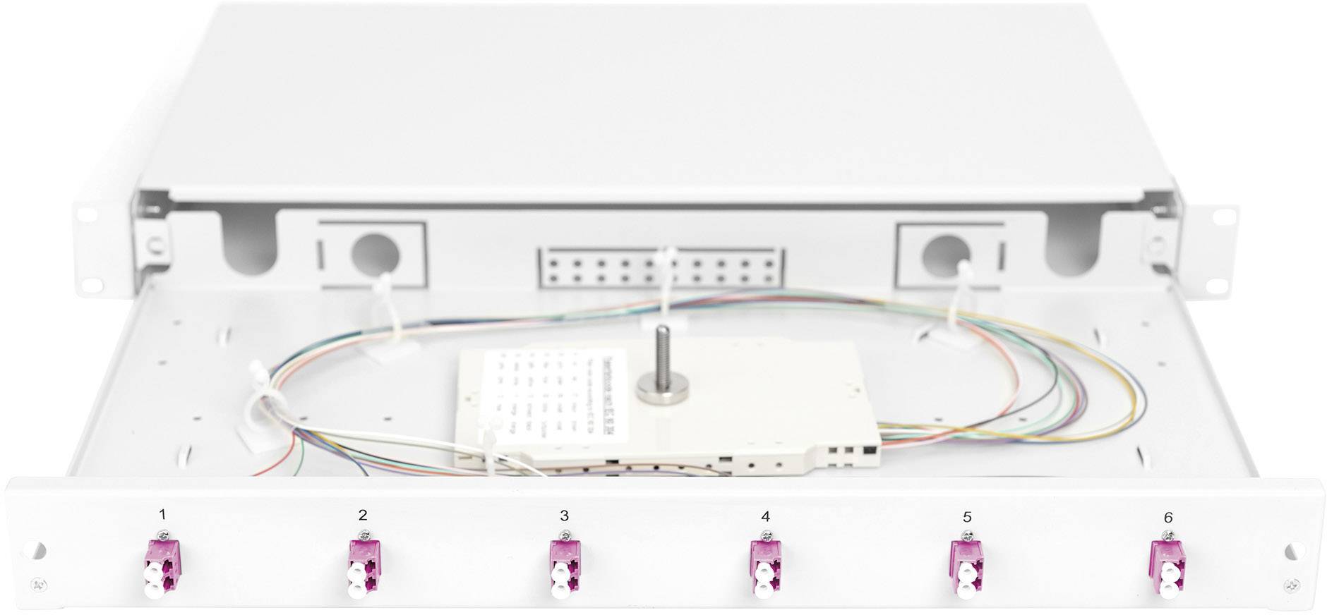 Ein weißes, offenes Glasfaseranschlussmodul mit nummerierten Anschlüssen eins bis sechs und farbigen Kabeln im Inneren.
