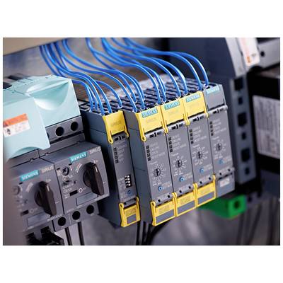 Mehrere verbundene graue Schaltkästen mit blauen Kabeln, beschriftet mit "Siemens", in einem technischen Aufbau.
