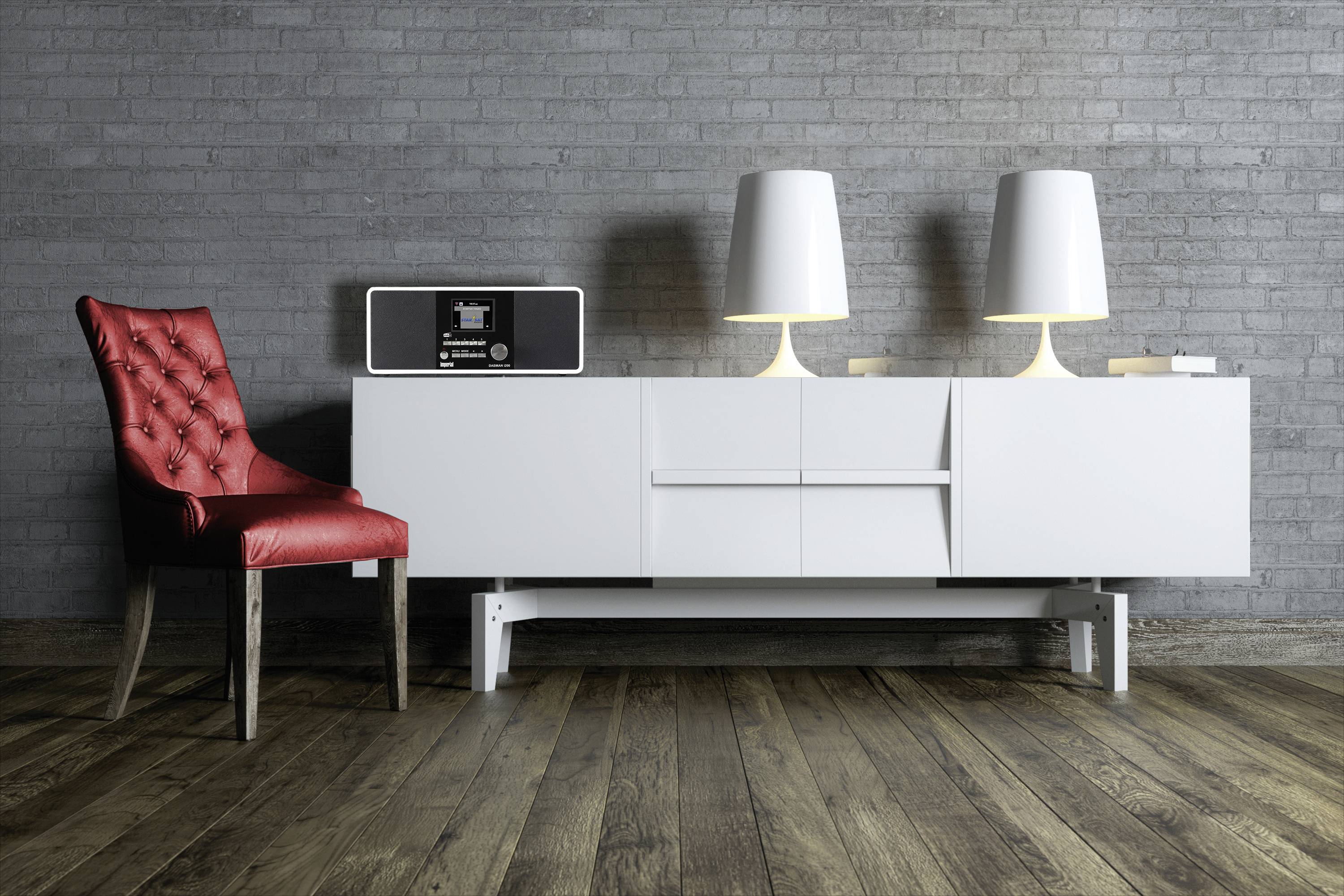 Ein weißes Sideboard mit zwei weißen Lampen darauf steht vor einer grauen Ziegelwand. Links daneben steht ein roter Stuhl.