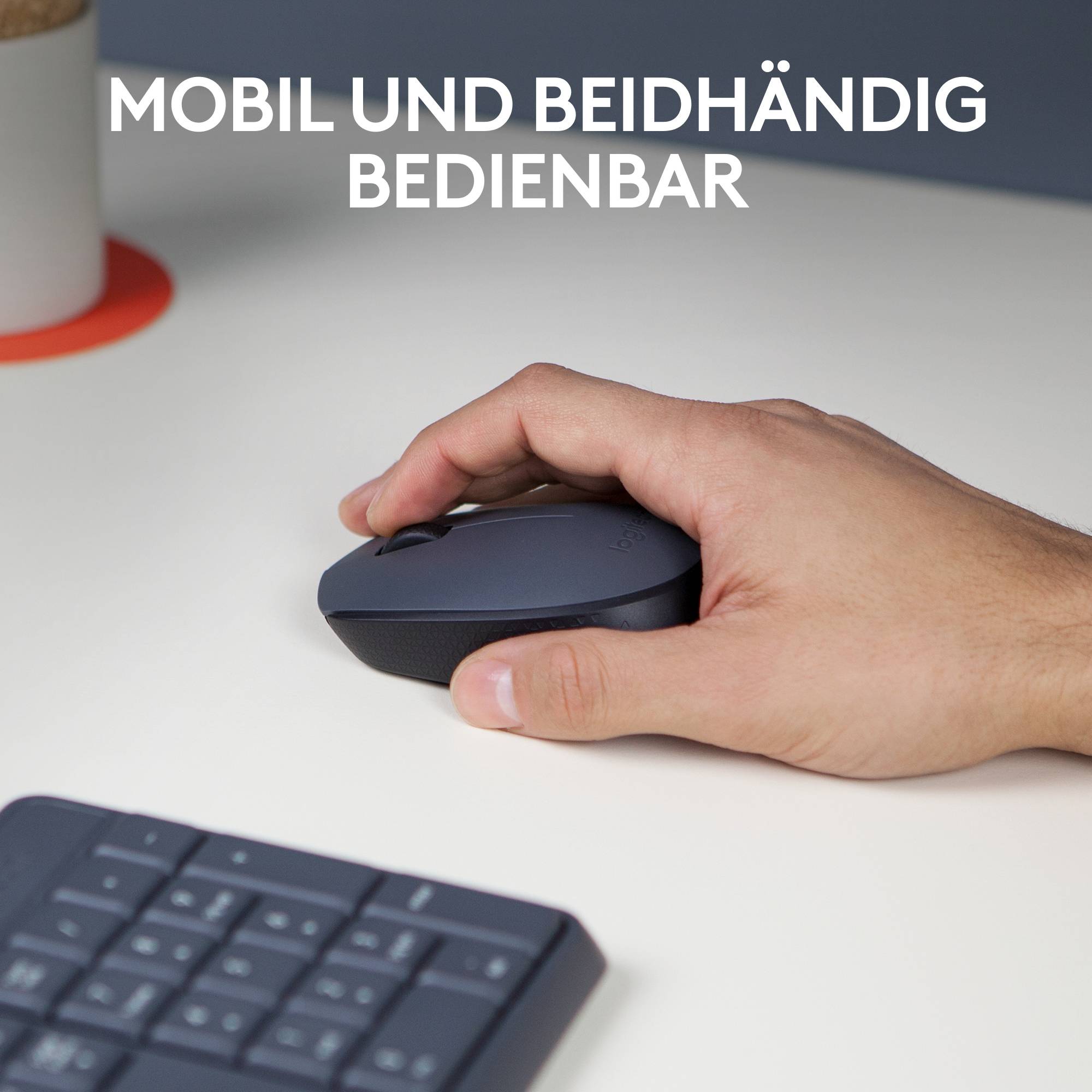 Hand auf schwarzer Computermaus neben einer Tastatur. Text: 'Mobil und beidhändig bedienbar'.