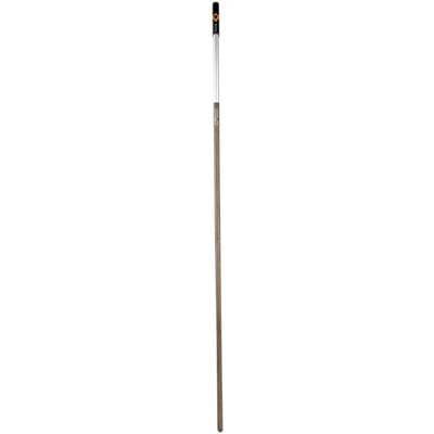Ein Holz- und Metallstab mit einem schwarzen und orangenem Kopf, vermutlich ein Werkzeugstiel.