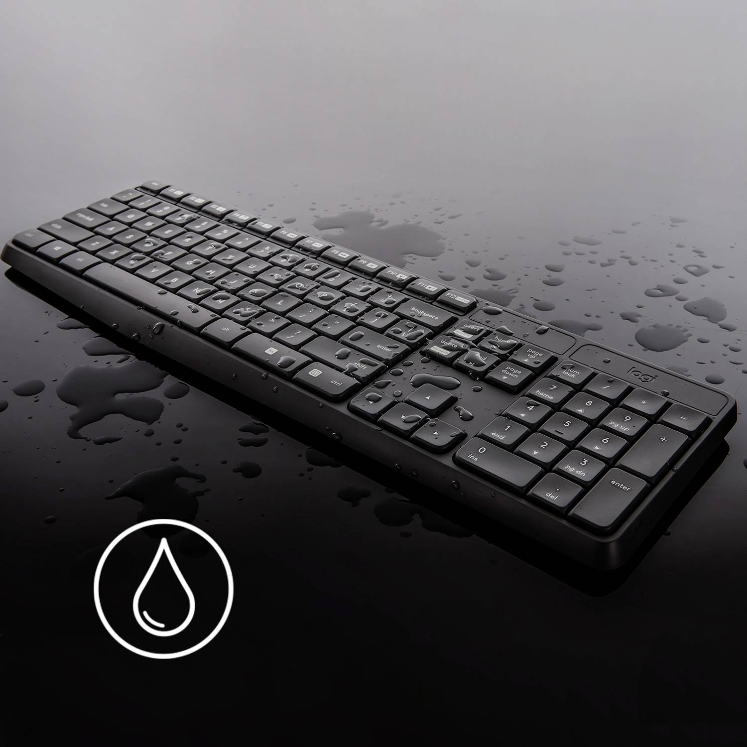Eine schwarze Tastatur mit Wassertropfen darauf und ein Symbol einer Wasserabweis-Ikone, das Wasserdichtigkeit andeutet.