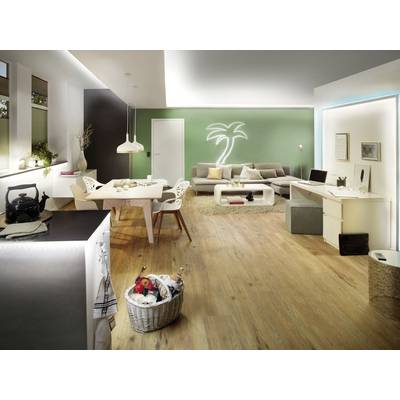 Ein modernes Wohnzimmer mit Holzboden, grüner Wand mit Leuchtreklame einer Palme, Essbereich links und Schreibtisch rechts.