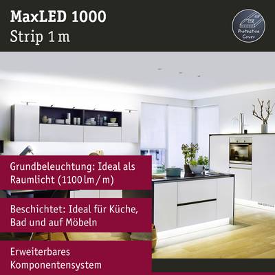 MaxLED 1000 Leuchtstreifen in modernem Wohnzimmer, betont Küche und Möbel. Bezeichnung: 'Grundbeleuchtung', 1100 Lumen/Meter.