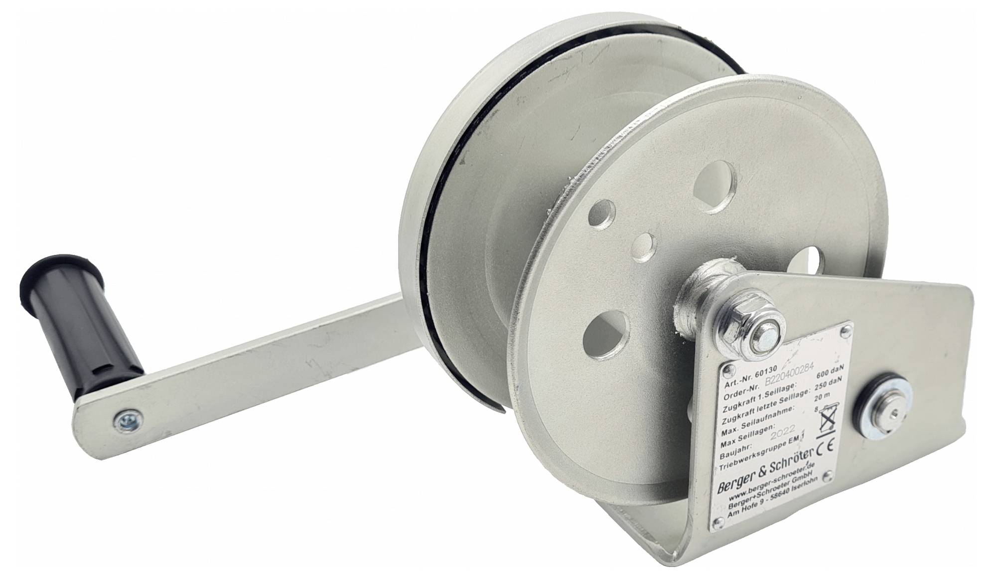 Eine Metallhandkurbel mit einem runden Kurbelgriff, mehreren Löchern im Trommelkörper und einem beschrifteten Metallschild, die zum manuellen Heben oder Ziehen verwendet wird.