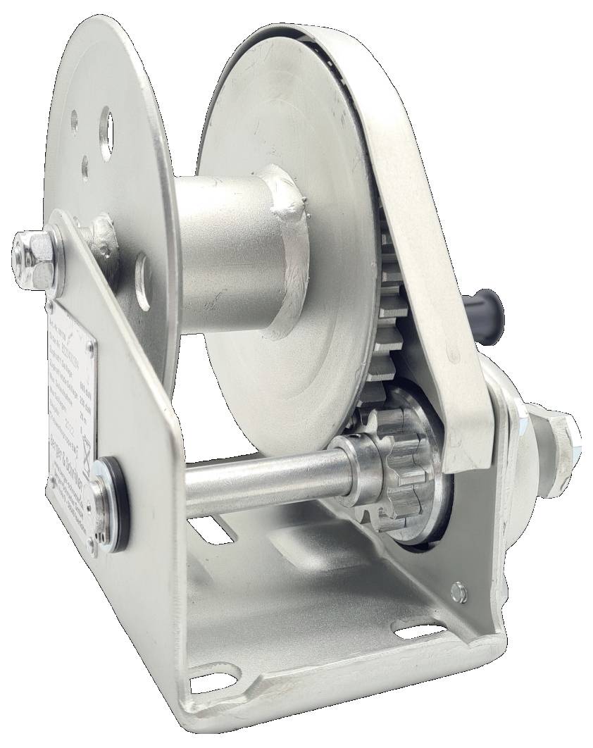 Eine Metallhandkurbel mit Kurbelgriff, Getriebekonstruktion und Befestigungsplatte, die zum Heben oder Ziehen schwerer Lasten verwendet wird.