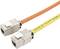 'Zwei Netzwerkkabel mit RJ45-Steckern, eines orange, das andere gelb. Beide Stecker sitzen in Metallschutzmuttern für Ethernet-Verbindungen.'