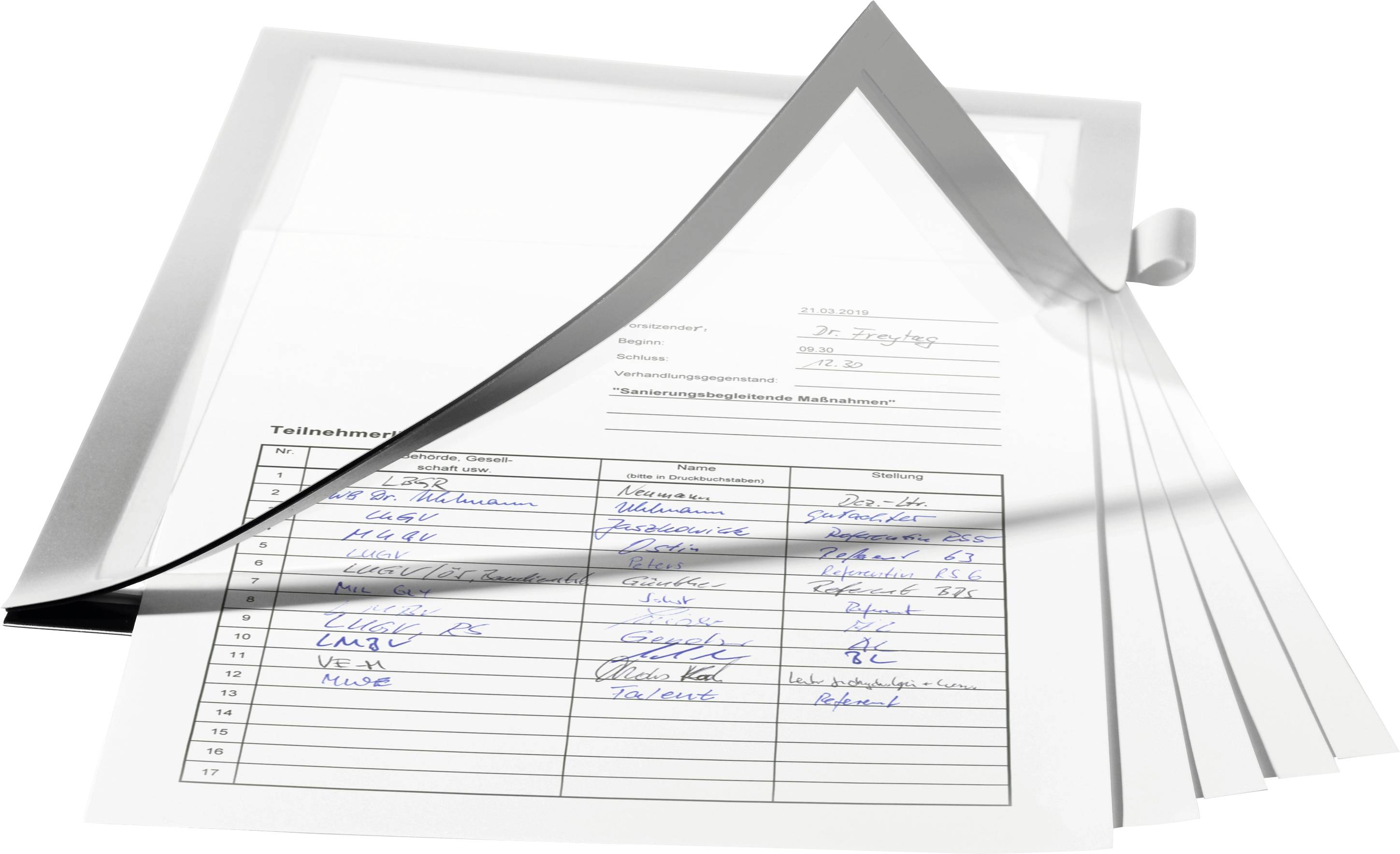 Ein Stapel von Dokumenten mit einer Teilnahme-Liste, die Namen und Unterschriften enthält. Das oberste Blatt wird umgeblättert.