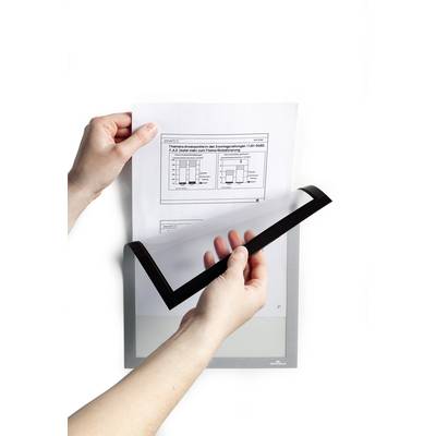 Zwei Hände halten ein Blatt Papier mit einem Diagramm, das von einer durchsichtigen Sichtfolie abgedeckt wird. Das Diagramm zeigt Balkendiagramme.