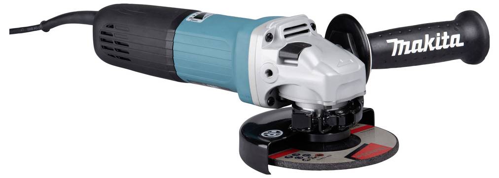 Eine elektrische Winkelschleifer mit einem blau-schwarzen Gehäuse, ausgestattet mit einer Metallscheibe und einem Seitengriff mit der Aufschrift 'Makita'.