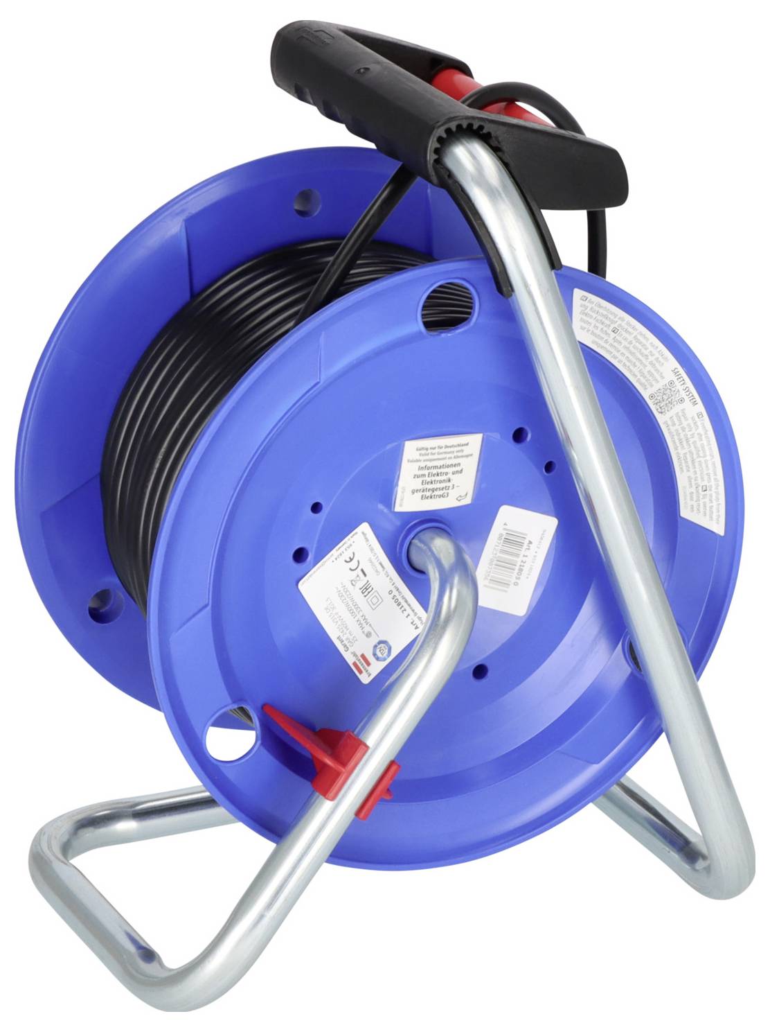 Eine Person, die an einer Werkbank in einem Innenraum mit Holz arbeitet, umgeben von großen Fenstern. Ein Verlängerungskabel und Werkzeuge liegen in der Nähe auf dem Boden.