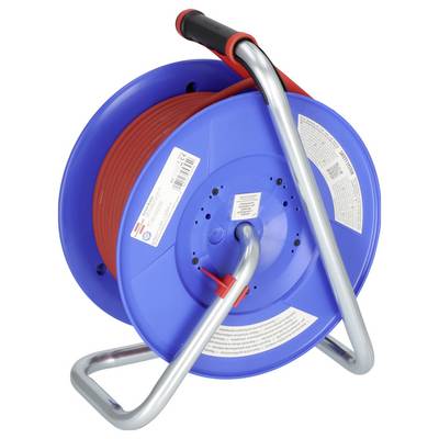 Blaue Kabelrolle mit rotem Kabel und silberfarbenem Metallbügelgriff auf weißem Hintergrund.