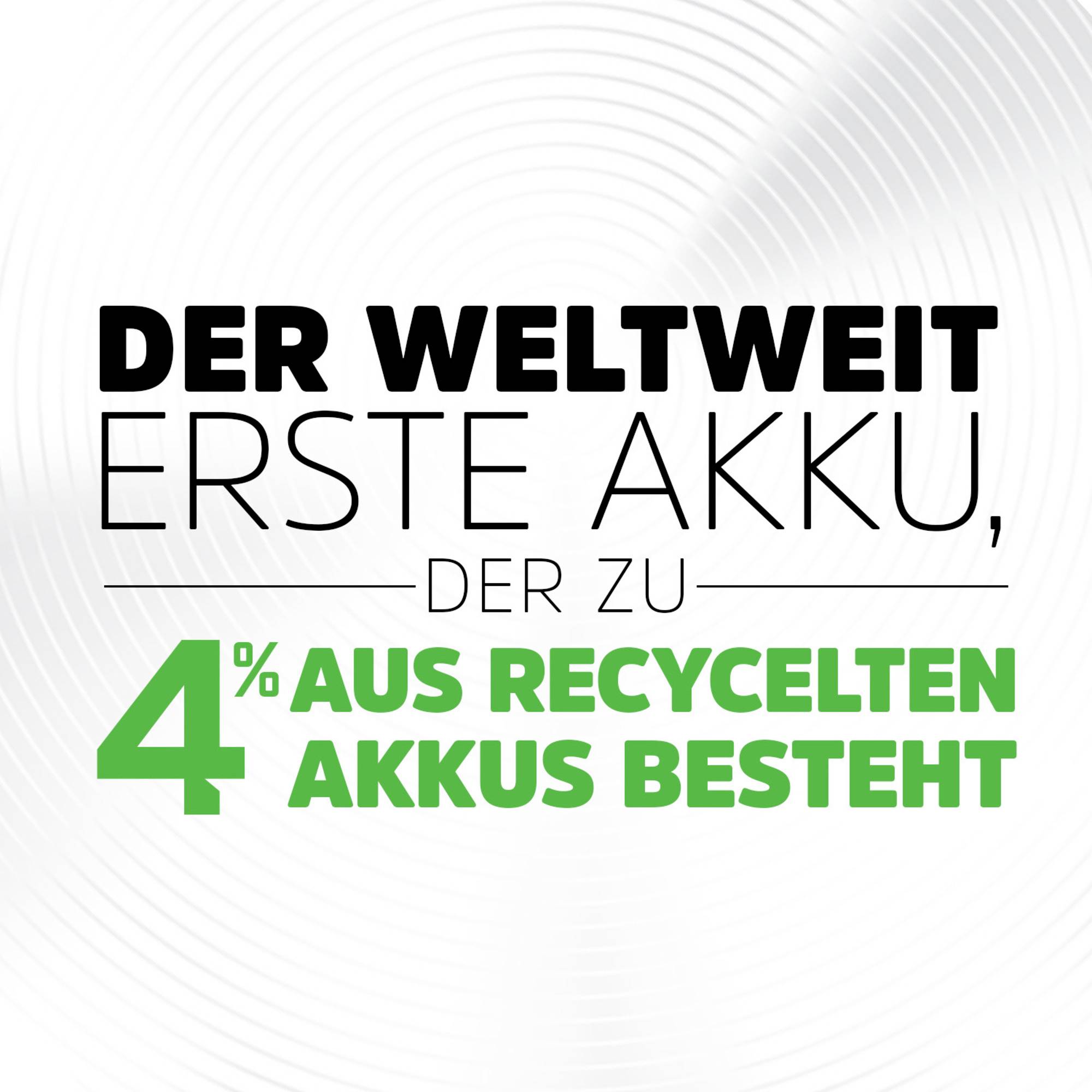 'Der weltweit erste Akku, der zu 4% aus recycelten Akkus besteht'. Schwarzer und grüner Text auf weißem Hintergrund mit grauen Linien.