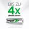 'Bis zu 4x längere Laufzeit' steht oben. Darunter ist eine Batterie mit 'Energizer Recharge' beschriftet. Im Hintergrund ist ein wirbelndes Muster.