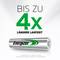 'Bis zu 4x längere Laufzeit', zeigt eine Energizer-Batterie. Der Fokus liegt auf verbesserter Leistung im Vergleich zu Standardbatterien.