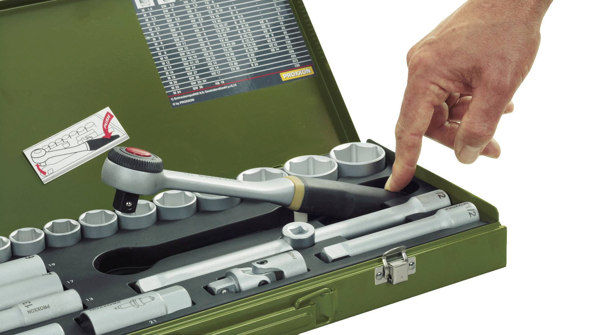 Werkzeugkoffer mit Ratsche, Stecknüssen und Zubehör. Eine Hand zeigt auf eins der Werkzeuge.
