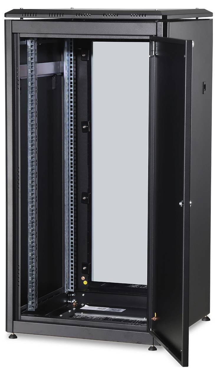 Schwarzer Server-Rack-Schrank mit geöffneter Tür, zeigt leeren Innenraum und Montageschienen für Elektronikkomponenten.