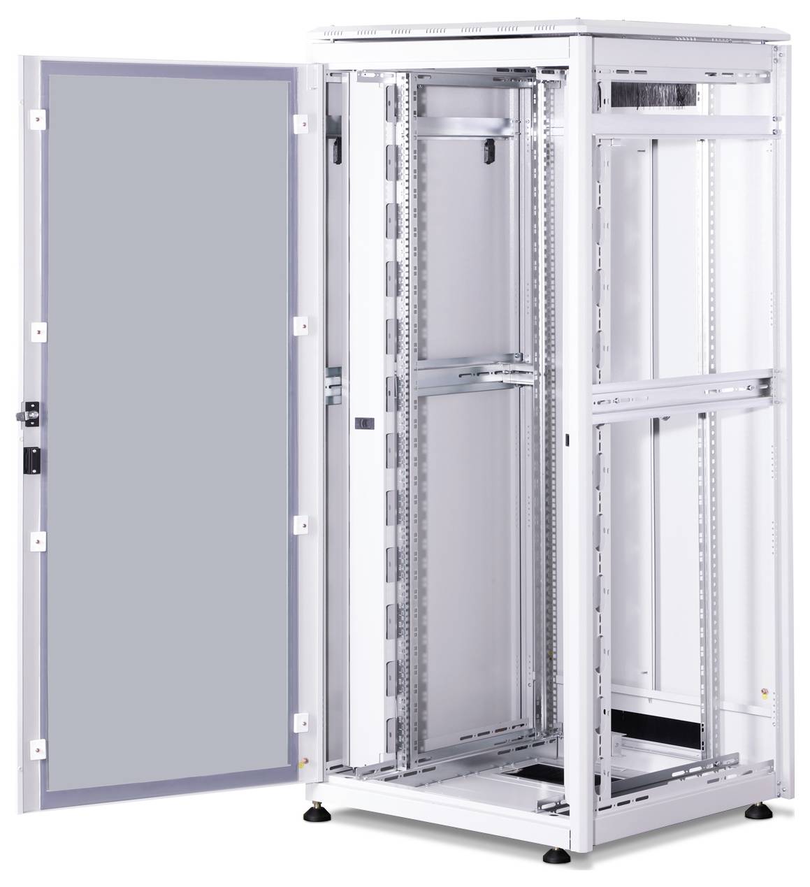 Ein offener, leerer Serverschrank mit Glasfront, Metallrahmen und Belüftungsschlitzen, bereit zur Installation von IT-Geräten.